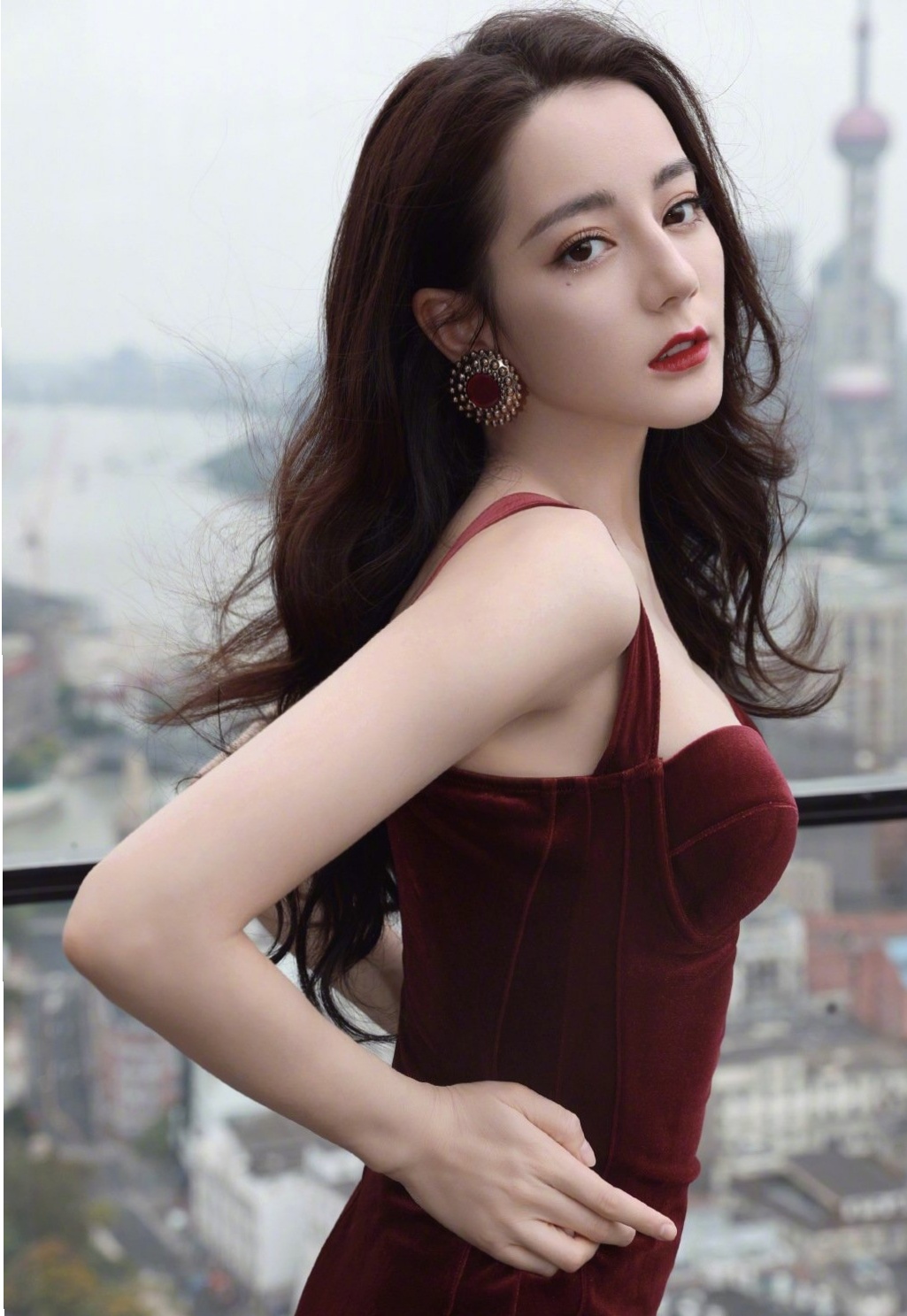 丝绒中长款高级感,今年就穿复古的衣服