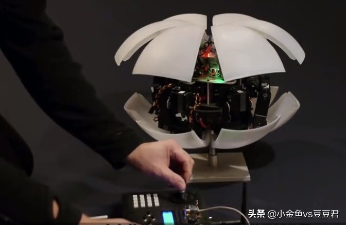 能踢球的智能机器人,能踢足球机器人