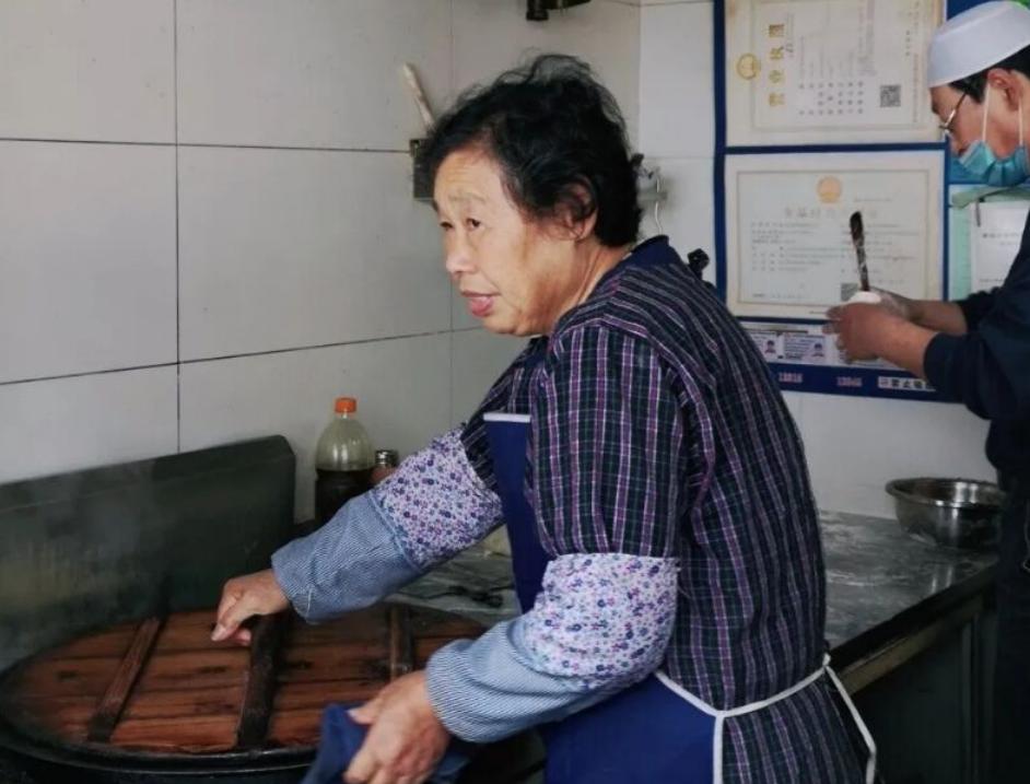 苏州网红牛肉包子店，天天被极力推荐，客人排长队，口碑褒贬不一