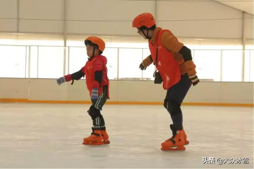 轮滑滑冰视频大全,滑轮滑和滑冰一样吗