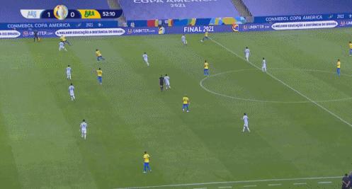 梅西进球内马尔被砸,内马尔球袜脚被踢破