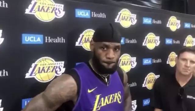 真男人！詹姆斯要求联盟惩罚莫雷，却被美国网友喷上热搜第一