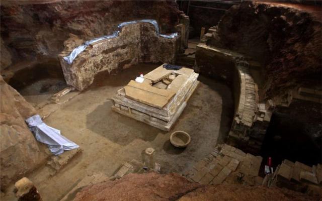 千年古墓发现十二个盗洞,千年古墓被发现这些珍宝重见天日