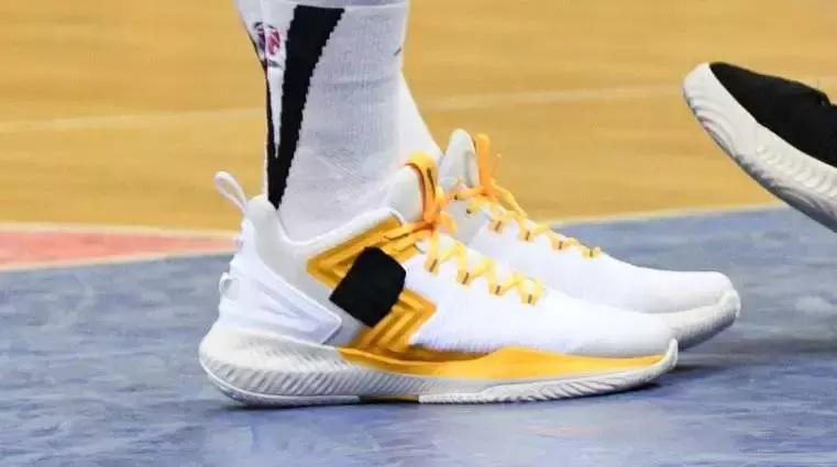 福特森签约代言361°,广厦黄配色战靴很好看,还有专属漫画头像