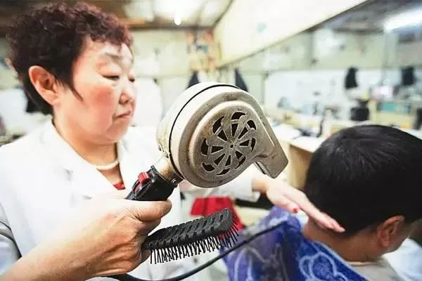 我花3000买戴森吹风机，被花300买高仿的嘲笑了