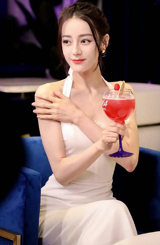 迪丽热巴穿礼服出席活动,迪丽热巴穿礼服散气场