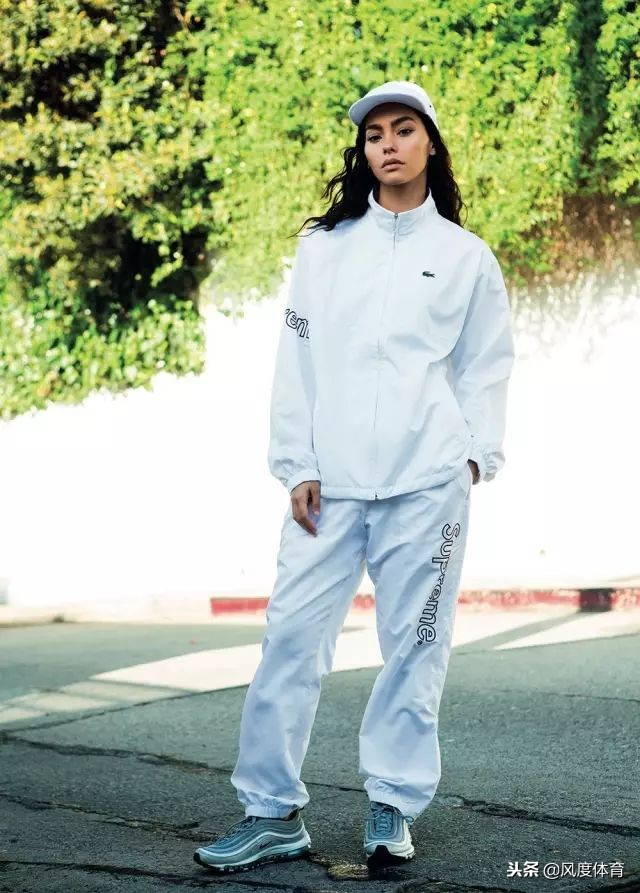 *窥偷**女神AdrianneHo的ins照片,我仿佛打开了新世界的大门……