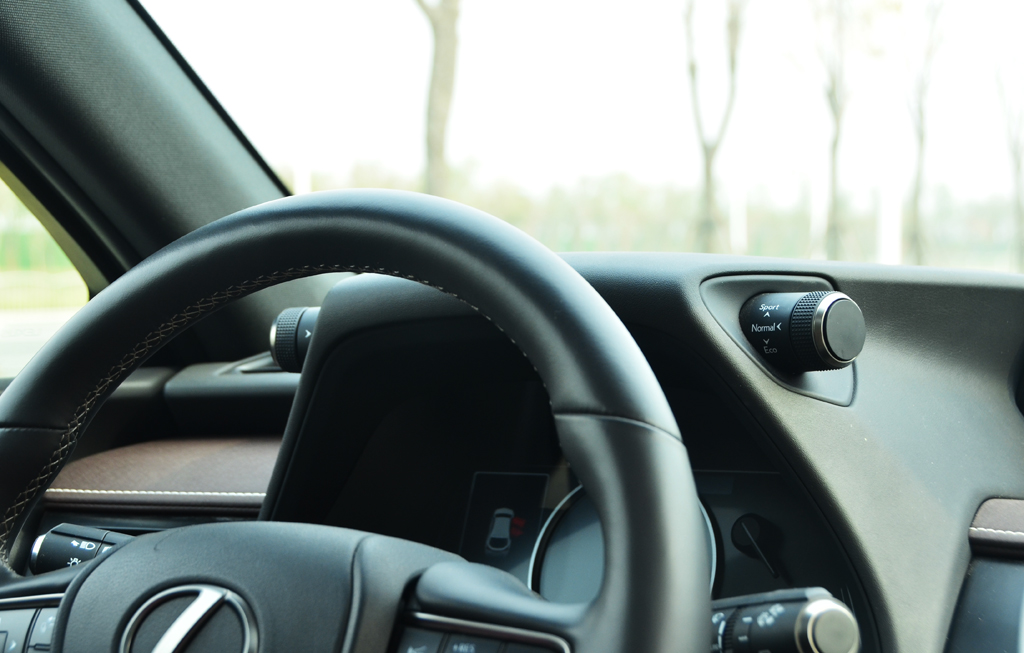 雷克萨斯ux260h试驾多少钱,雷克萨斯ux260h