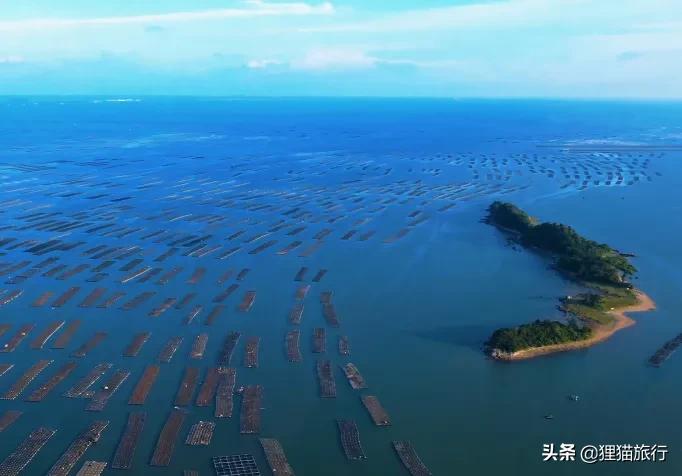 广西东兴与越南一河之隔,东兴与越南边境交界海边