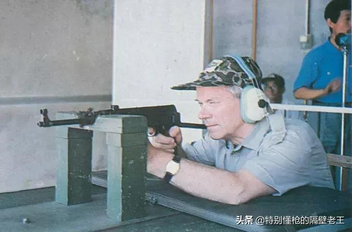 上过战场的ak47突击步枪,85式冲锋枪在实战中表现