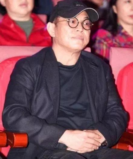 洪金宝老态照片,洪金宝现身街头满头白发