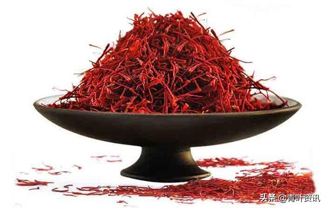 艾草泡脚和药材泡脚,睡前热水泡脚胜过十全大补