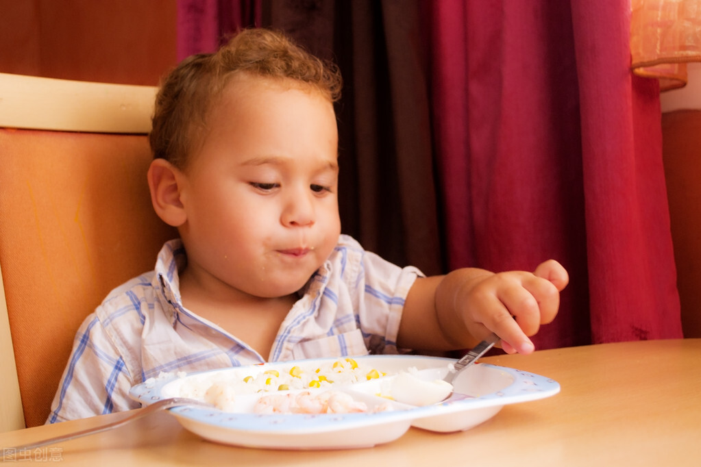 怎么纠正左撇子孩子用右手,孩子偶尔用左手是左撇子吗