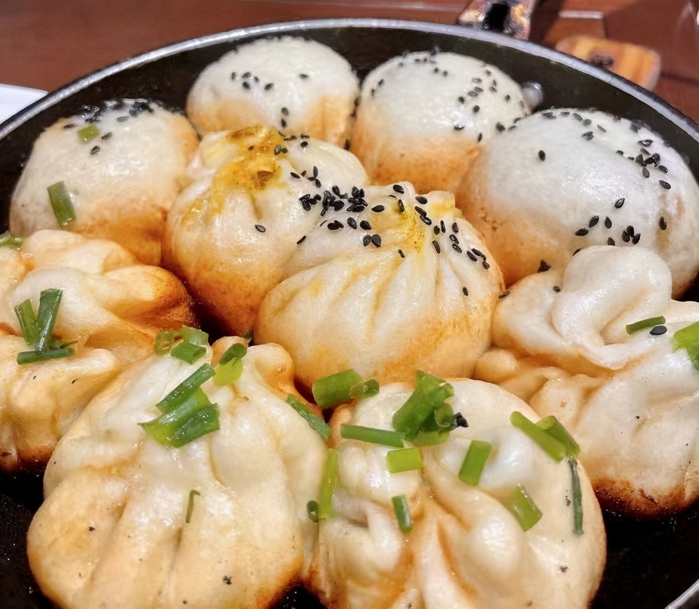 上海排名第一的生煎店，开了89年，10个包子39元，游客慕名来吃