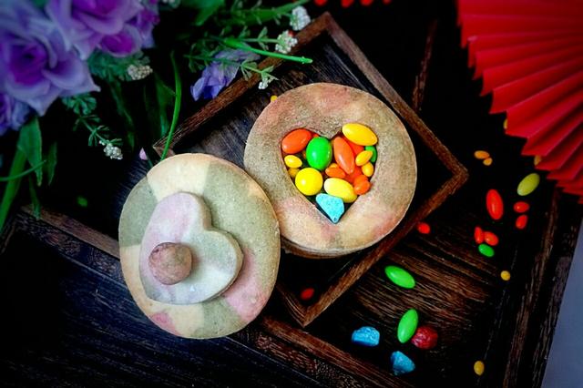 五彩斑斓包装的糖,五颜六色的彩虹糖