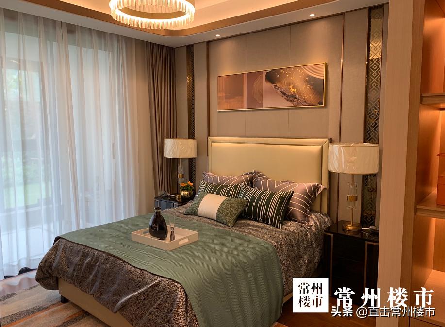 售楼处开盘千人排队,开盘人多冲进售楼部的视频