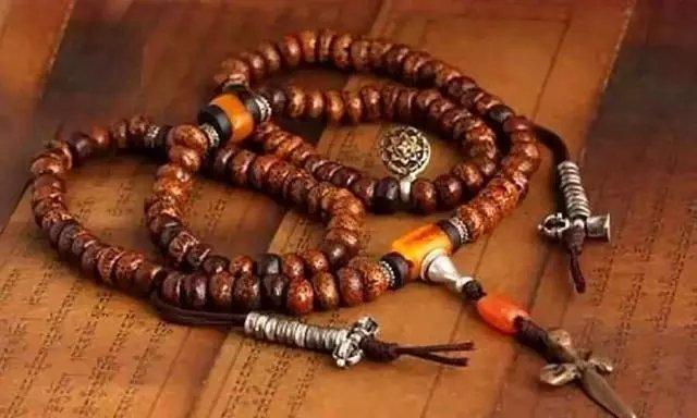 8个字概括一个人的特点,藏饰特点