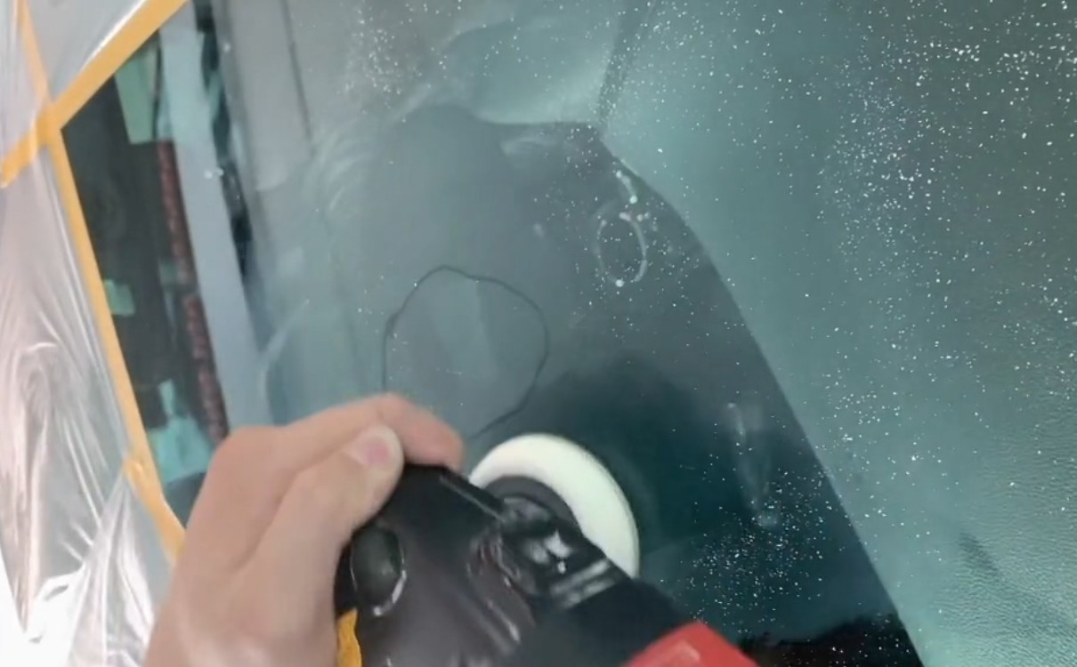 汽车挡风玻璃轻微划痕修复小窍门,汽车挡风玻璃划痕修复小方法