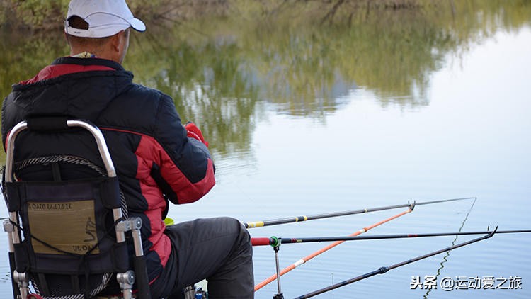 野钓鲫鱼双钩在水下的最佳状态,钓鲫鱼双钩在水底什么状态最好