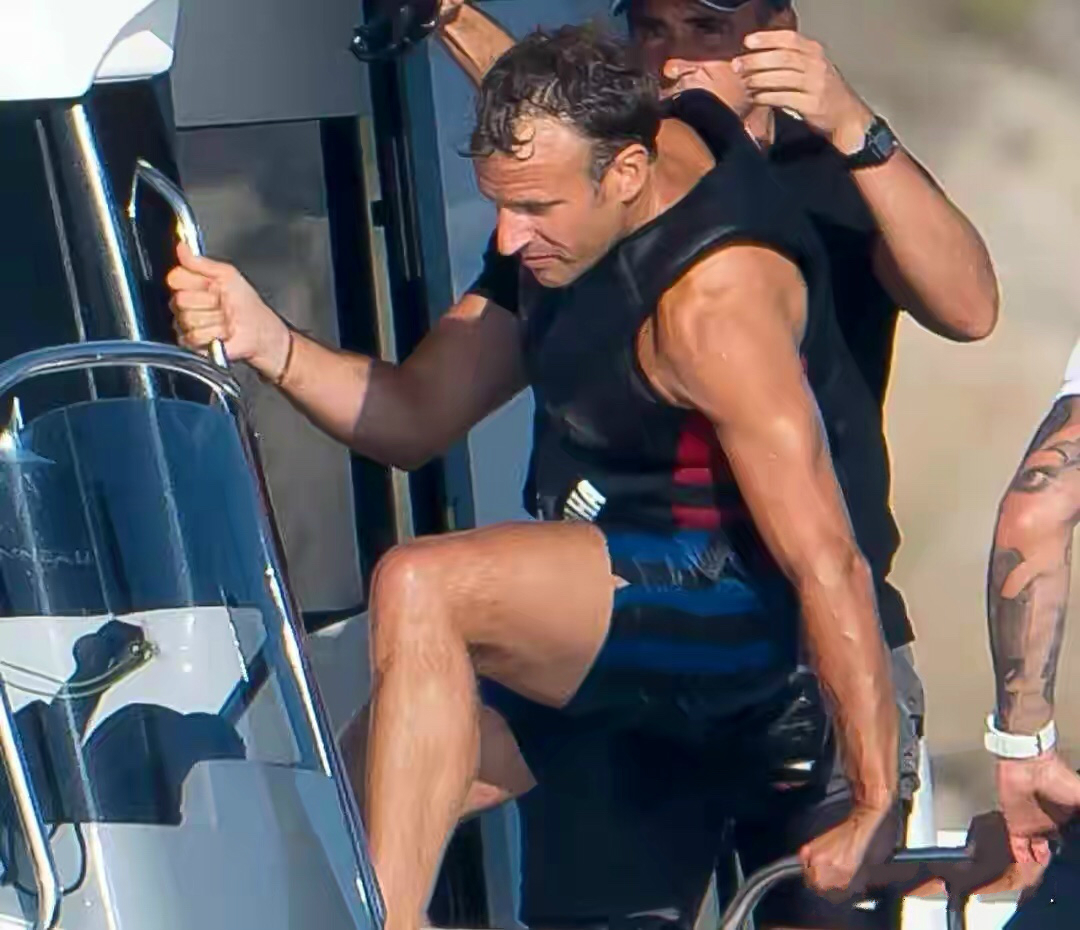 法国总统真Man!跟大25岁老婆出海频繁秀肌肉,布丽吉特一脸漠然