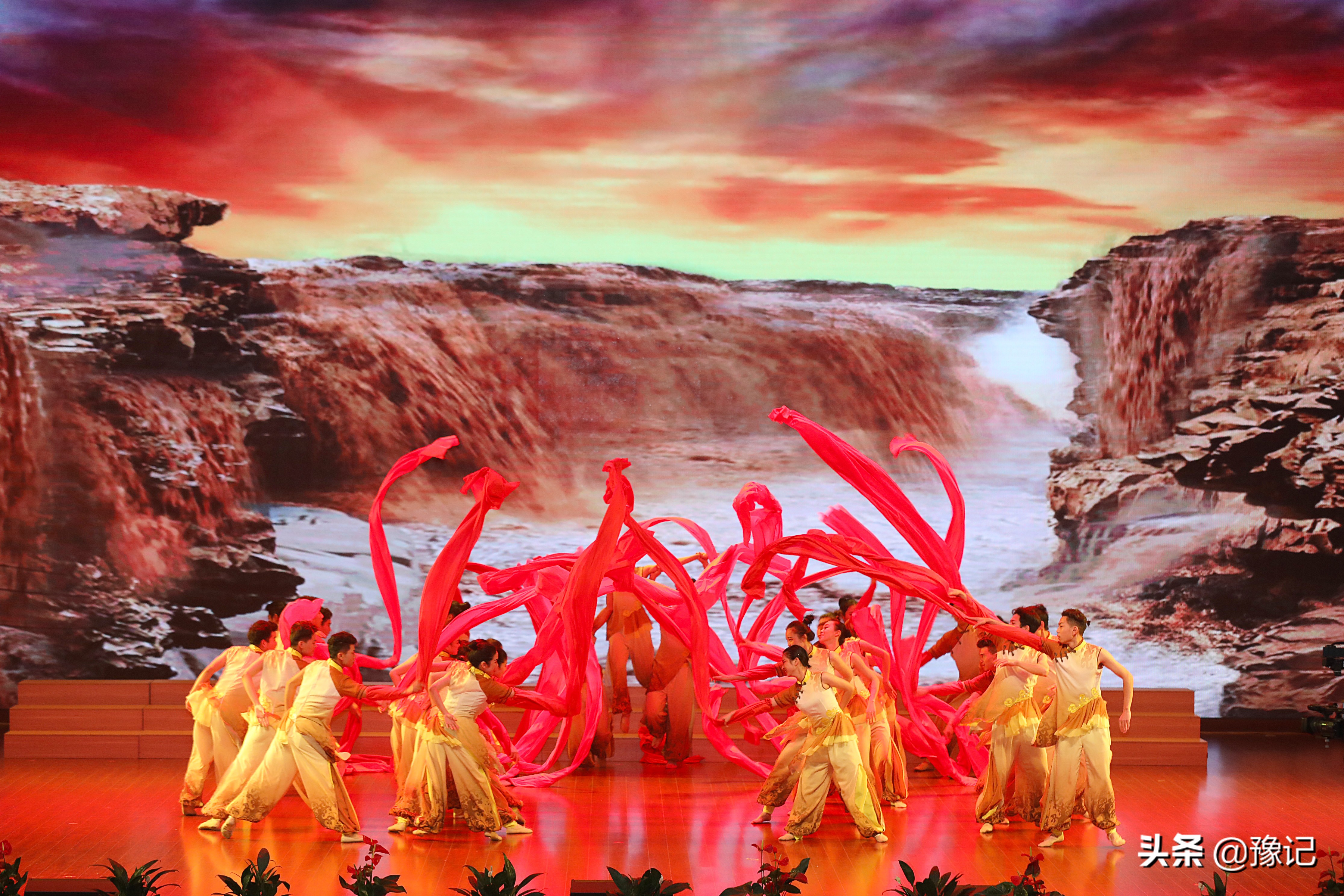 中原华信集团“爱在华信·正能量”主题慈善活动，募捐达429万元