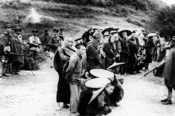 这个土匪既变态又好色，以3岁儿子胁迫霸占友妻，终被我军击毙