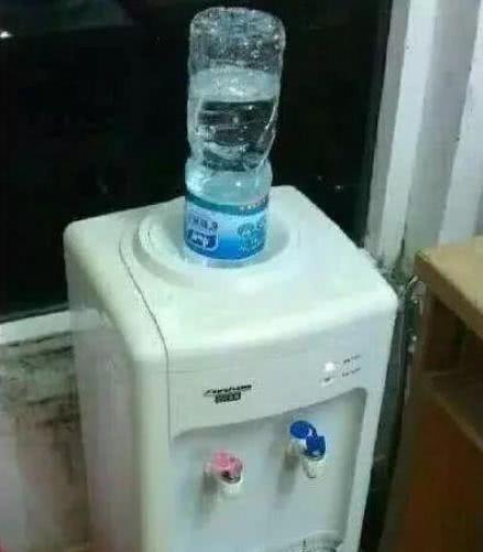 大学宿舍里人才辈出，寝室养猪我忍了，纯牛奶泡脚是认真的吗？