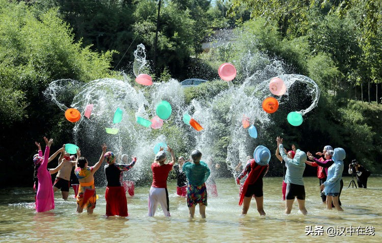 2020汉中水上表演,城固二里泼水
