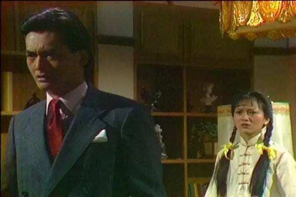 港片中几乎有他的身影，如今他已经64岁了，头发白了还没有子女