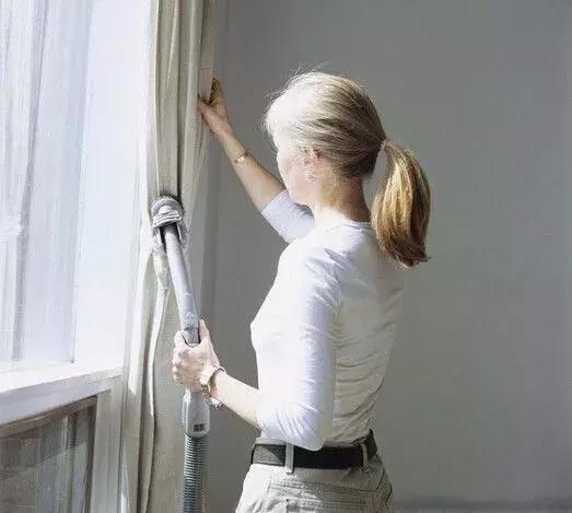 窗帘怎么清洗干净才能变新,窗帘免拆清洗技巧及教程