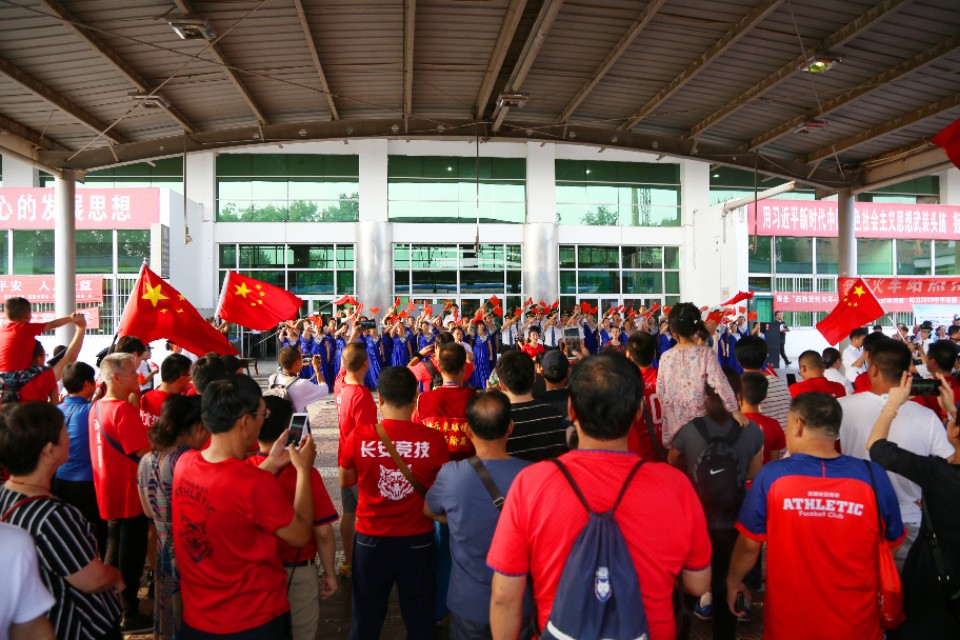 中甲第23轮：《中国万岁，我是护旗手》红动渭南火车站