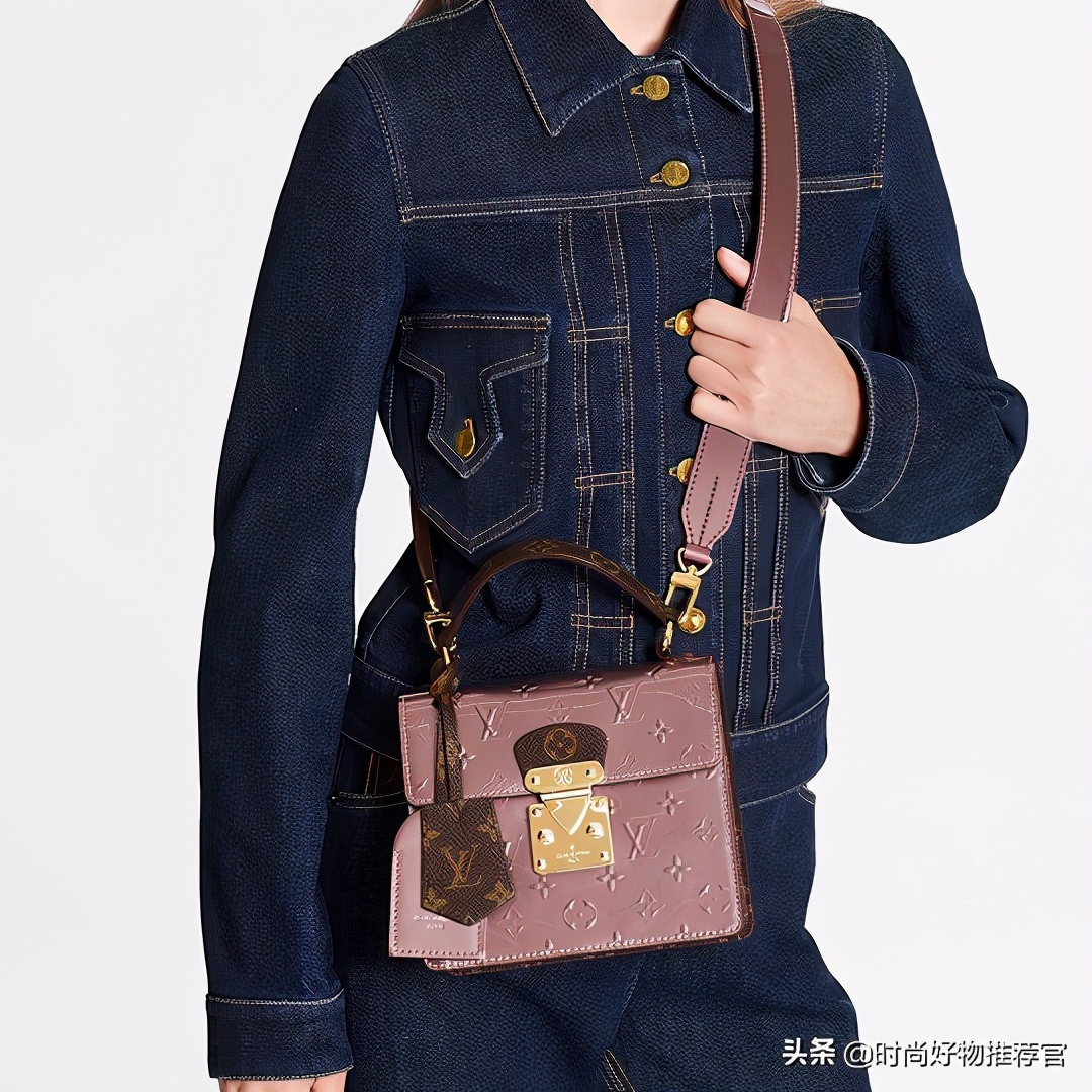 lv黑色牛皮压花邮差包新款有链条,lv新包真皮包