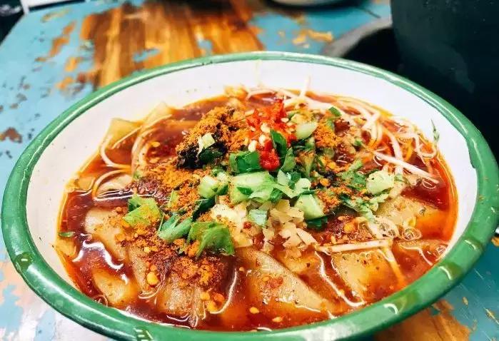 终于被我吃到了！这一锅90年代的麻辣烫，才是咱老成都挂念的市井味啊！