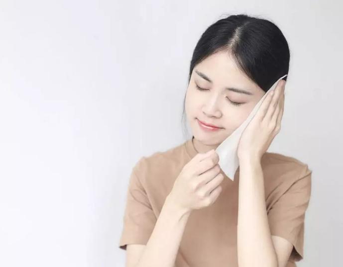 这种纸看似干净,实际比拖把还脏,许多家长成箱的买