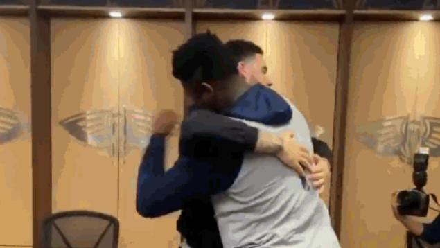 12连败也得有圣诞礼物!球哥为队友送上定制游戏机,锡安熊抱感谢