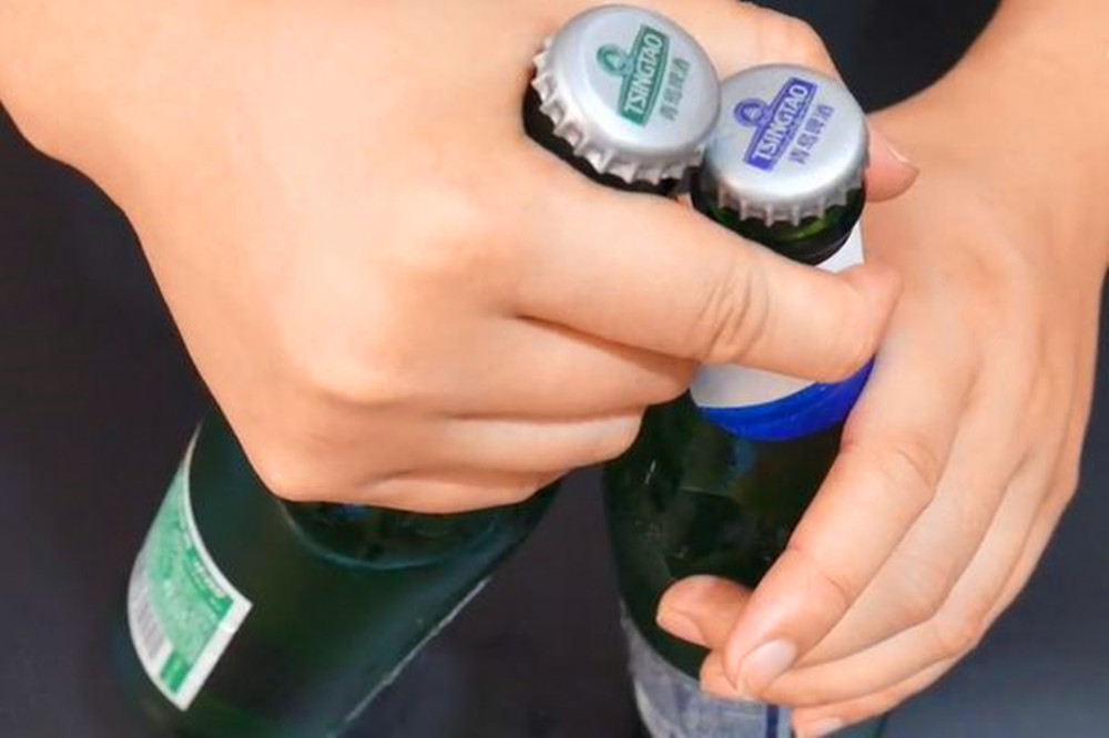 夏天来了,教你如何轻松打开啤酒盖,不用开瓶器也能轻松打开