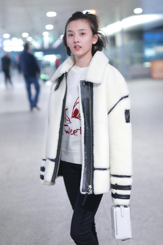 刘雯同款立领盘扣皮毛一体,刘雯穿皮毛一体夹克图