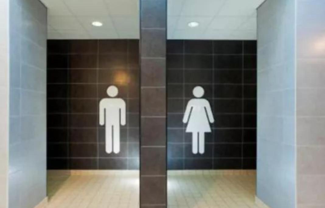 女子带10岁孩子去游泳馆,女儿带4岁儿子去游泳馆