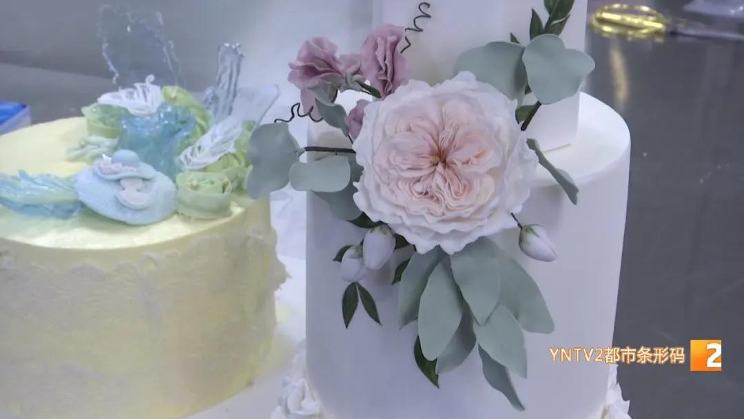 “太惊艳！一枝枝糖花在蛋糕上盛开！”来自昆明饭店的这位西点烹饪大师，牛！