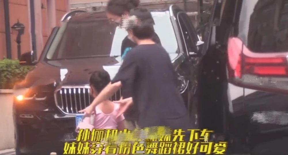 孙俪和女儿一起小跑的视频,孙俪花儿与少年