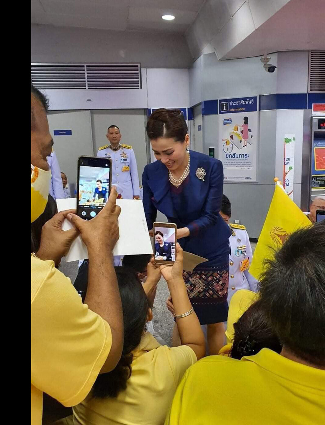 泰国人民很爱国王,拿着国王的签名激动万分,拉玛十世很是欣慰