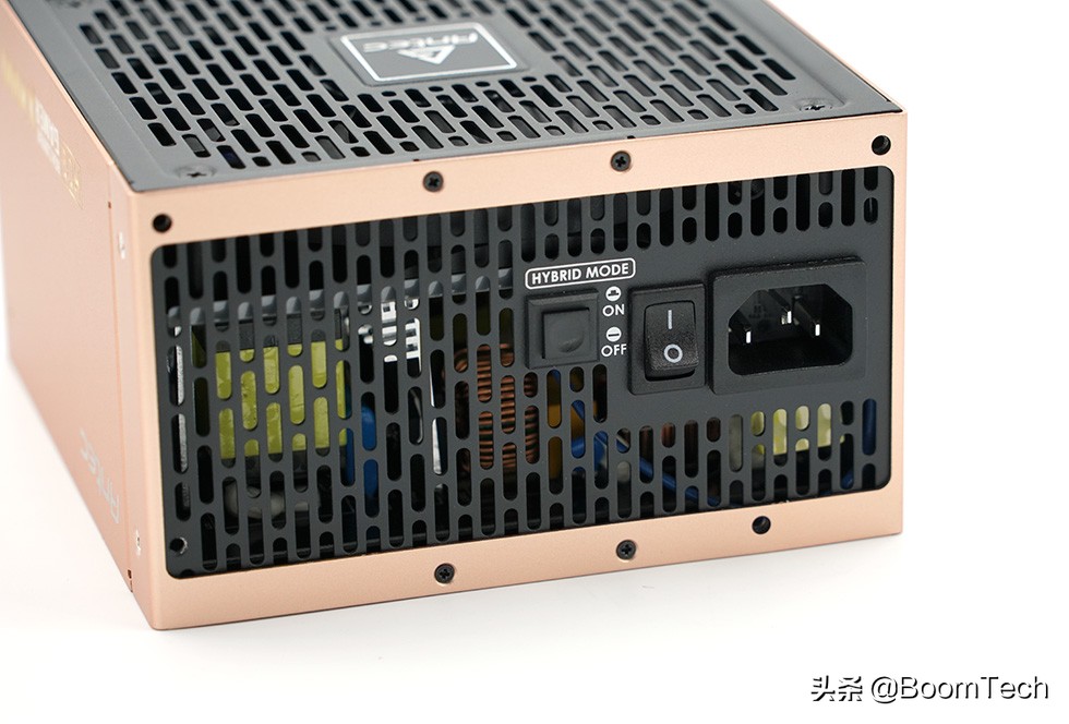 不对称设计点缀安钛克NX1000机箱体验