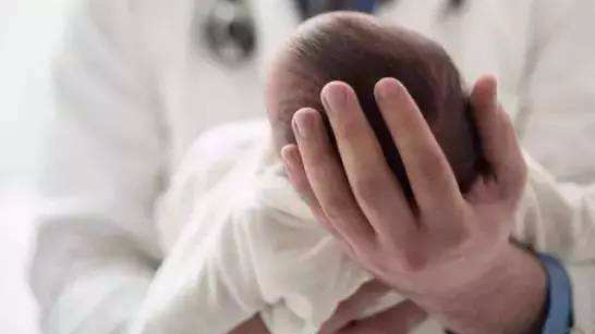 新生儿晚上快速哄睡妙招,抱着婴儿睡觉怎么哄