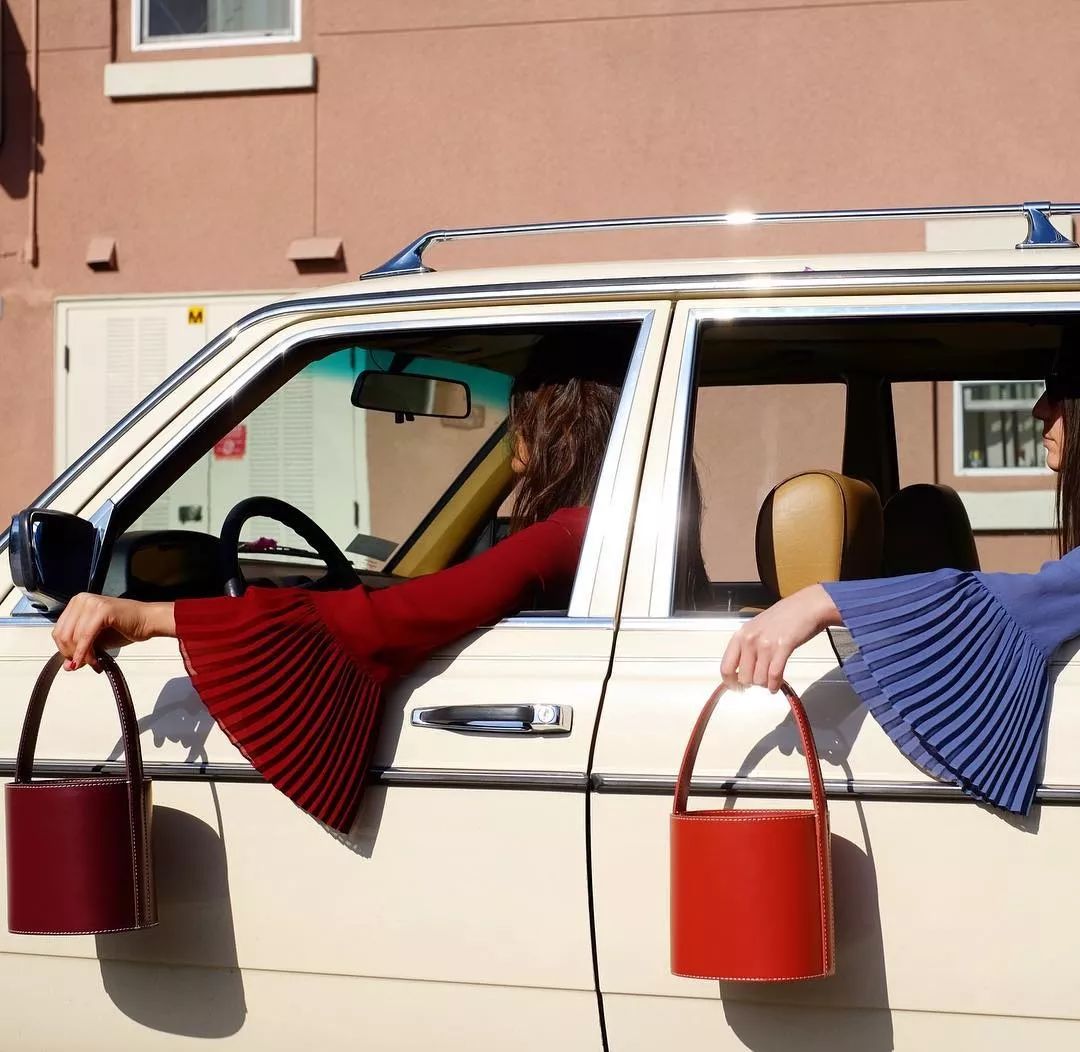 会背水桶包的人,会背奢侈品包包