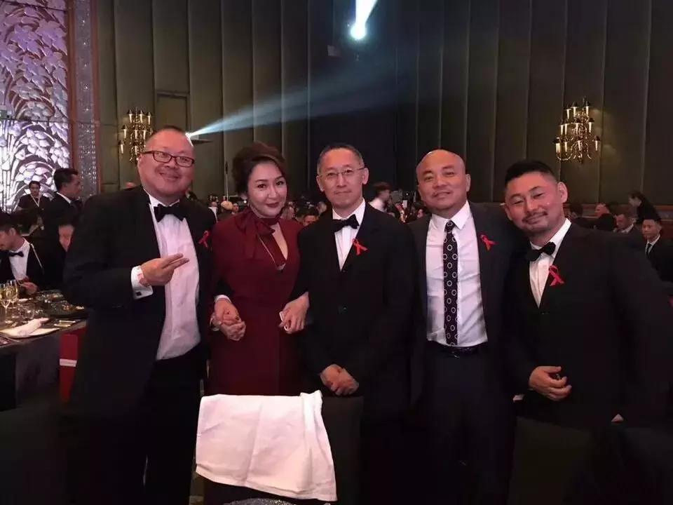 两人男人相爱还在北京开了一家人气酒吧爱情事业双丰收