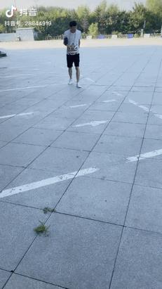 走路看起来像街溜子,走路为什么像街溜子