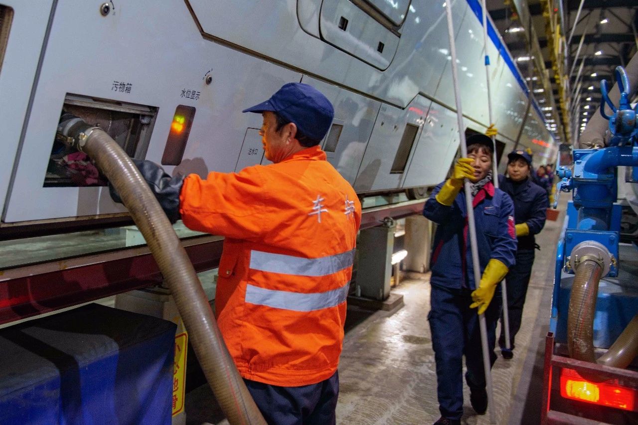 被人视为神物舔食的“天上蓝冰”，其实是飞机侧漏的排泄物