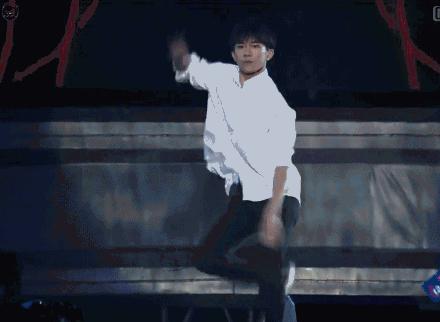 肖战王一博蔡徐坤易烊千玺同框,火箭少女跳扭胯