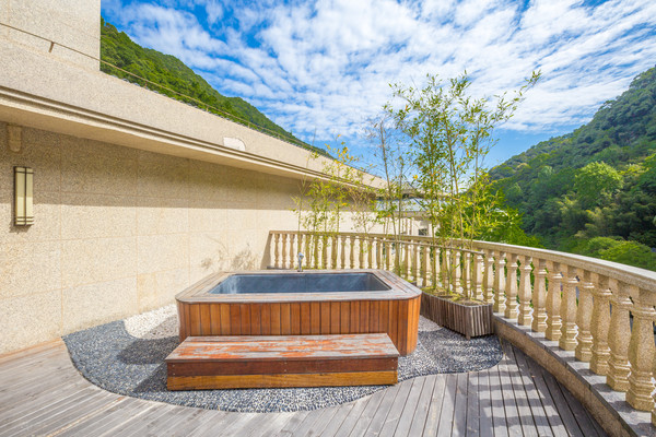 深藏在森林之中的温泉酒店，周末度假的好地方