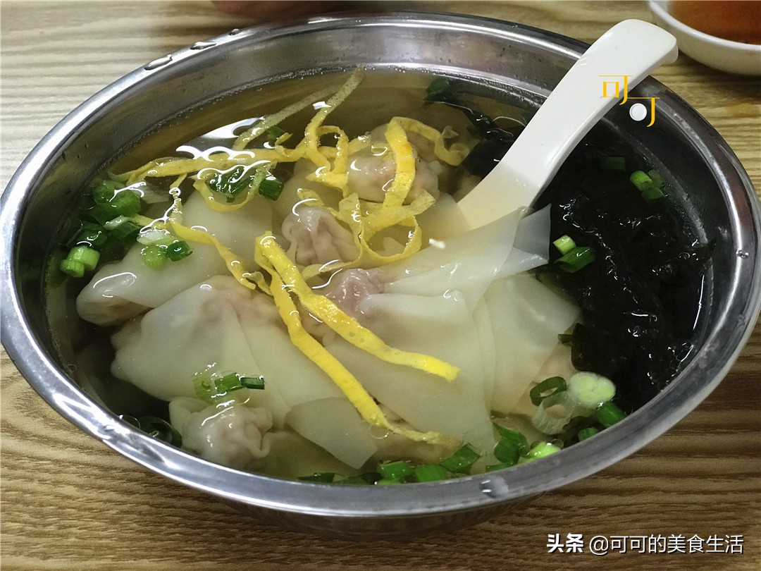 夫妻俩去菜场买菜,两口子去菜市场买鱼